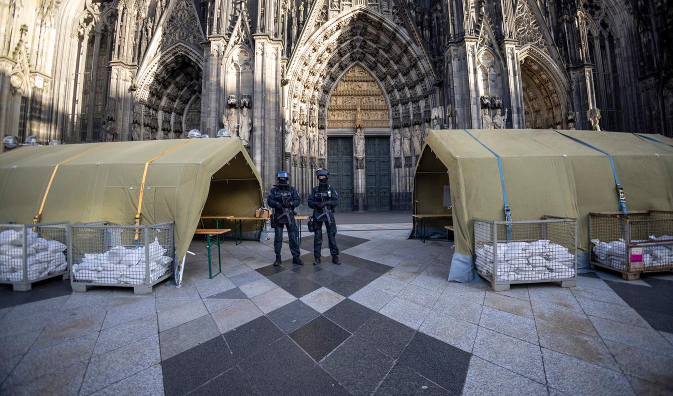 Polisen i Köln är på tårna efter ett misstänkt terrorhot mot stadens katedral. Foto: Thomas Banneyer/AP/TT