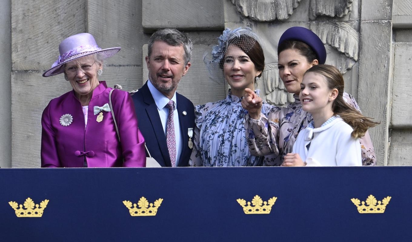 Danska drottning Margrethe och blivande kungaparet kronprins Frederik och prinsessan Mary tillsammans med kronprinsessan Victoria och prinsessan Estelle i samband med kung Carl XVI Gustafs 50-årsjubileum på tronen. Foto: Jessica Gow/TT