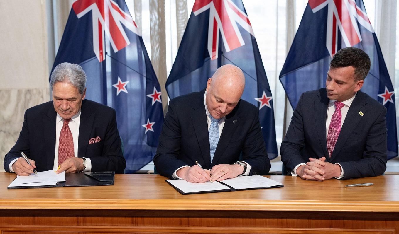 Nya Zeelands nye premiärminister Christopher Luxon (mitten) samt ledarna för de två andra koalitionspartierna, Winston Peters (vänster) och David Seymour (höger). Foto: Marty Melville/AFP via Getty Images