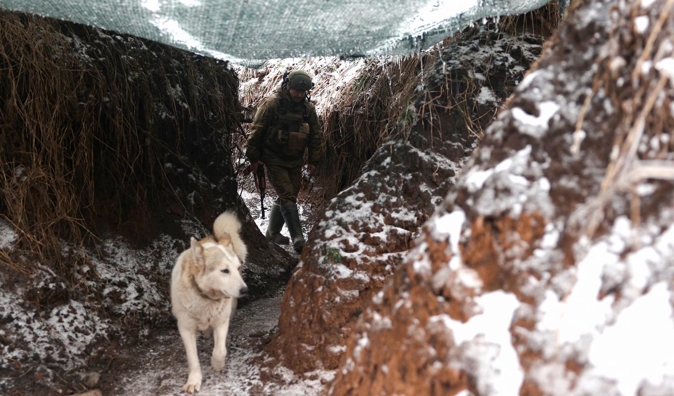 En ukrainsk soldat i en skyttegrav vid frontlinjen nära den ryskockuperade ukrainska staden Horlivka, Donetskregionen, den 14 december. Ukrainas offensiv i somras misslyckades. Foto: Anatoli Stepanov/AFP via Getty Images