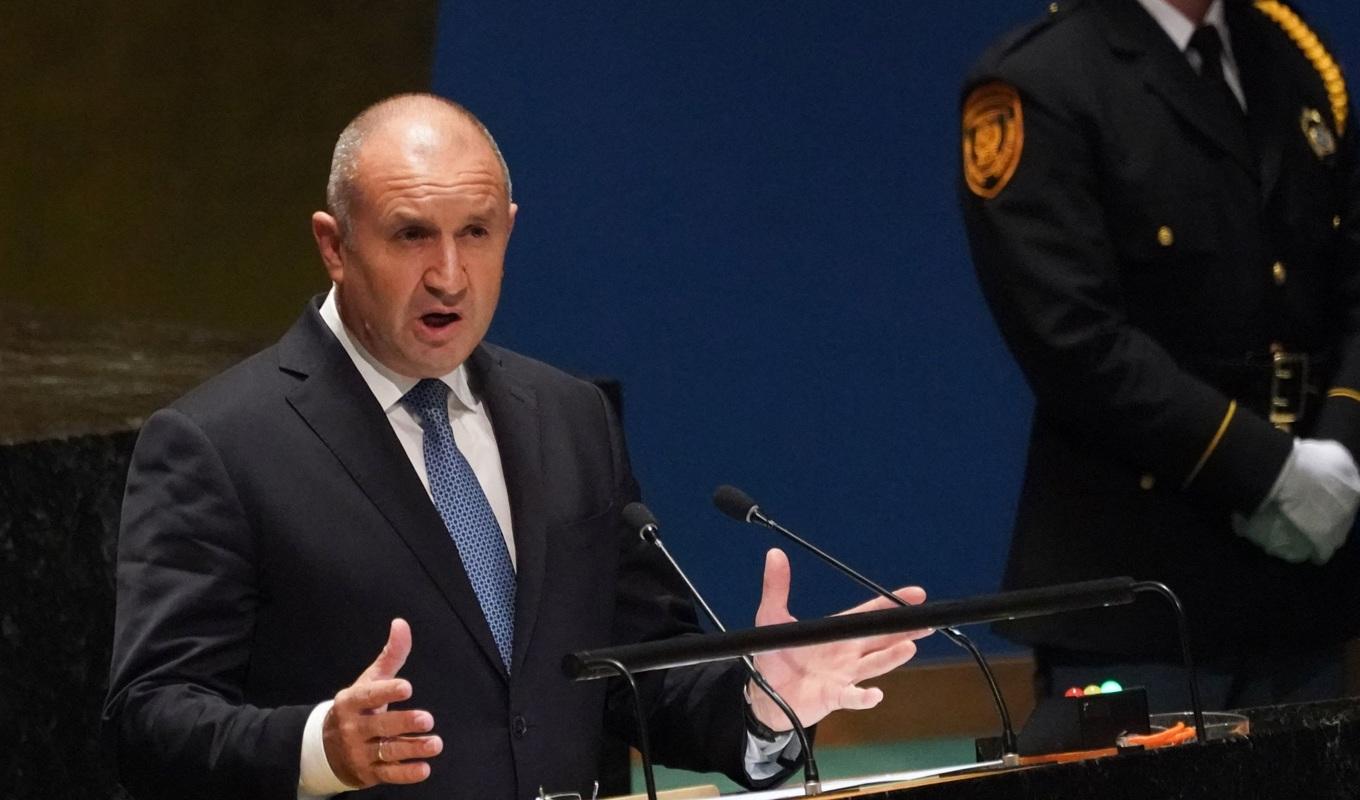 Bulgariens president Rumen Radev talar inför FN:s generalförsamling. Radev är oense med sitt eget parlament, som står bakom fortsatt stöd till Ukraina. Foto: Bryan R. Smith/AFp via Getty Images