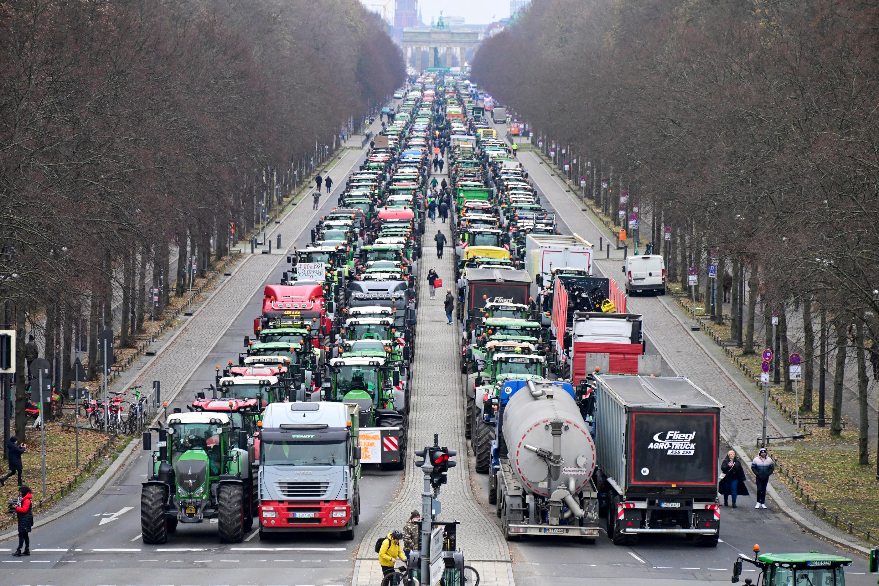 Bönder med sina traktorer vid Brandenburger Tor i Berlin den 18 december. Foto: John MacDougall/AFP via Getty Images