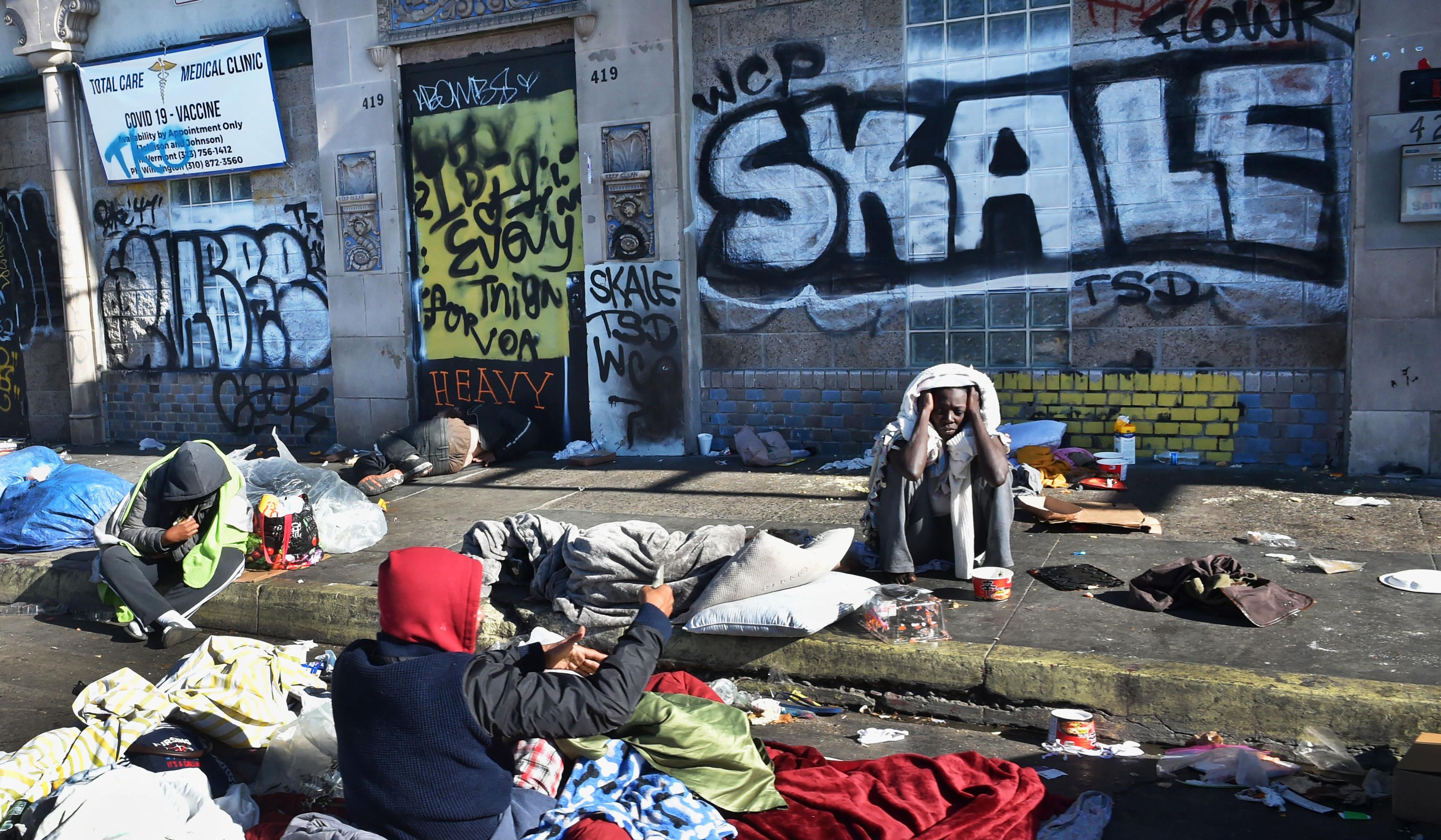 Hemlösa på en gata i Los Angeles i Kalifornien den 16 februari 2022. Omkring 28 procent av antalet hemlösa i USA återfinns i Kalifornien, enligt en ny rapport. Foto: Frederic J. Brown/AFP via Getty Images