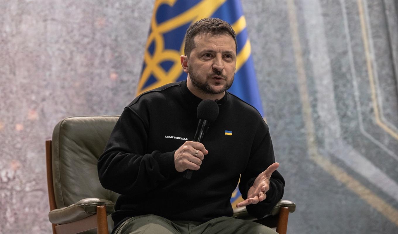 Ukrainas president Volodymyr Zelenskyj talar på en pressträff den 24 februari i Kiev Ukraina. Foto: Roman Pilipey/Getty Images