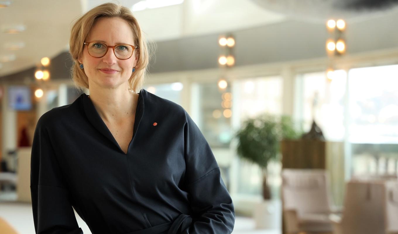 Socialdemokraterna hittade en ny nisch i mediebruset med hjälp av Åsa Eriksson, en centralt utsedd sanningssägare, menar Lotta Gröning. Foto: CC-4.0