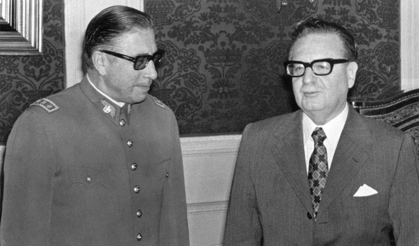 Augusto Pinochet (v) poserar med den chilenske presidenten och marxistledaren Salvador Allende den 23 augusti 1973 i Santiago, kort efter att Allende utsett honom till chef för armén, bara tre veckor före Pinochets kupp och Allendes död. Under cirka tre årtionden efter det flydde över 40 000 chilenare till Sverige som var det europeiska land som tog emot flest flyktingar från Chile.Foto: AFP VIA Getty Images