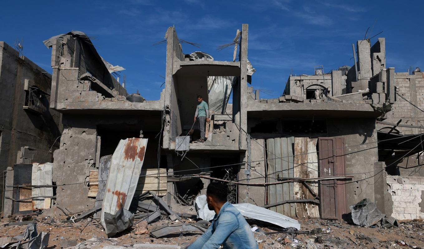 Palestinier inspekterar skadorna i ett bostadshus i Rafah i södra Gazaremsan efter israeliska flyganfall tidigt den 4 december 2023. Foto. Mohammed Abed/AFP via Getty Images