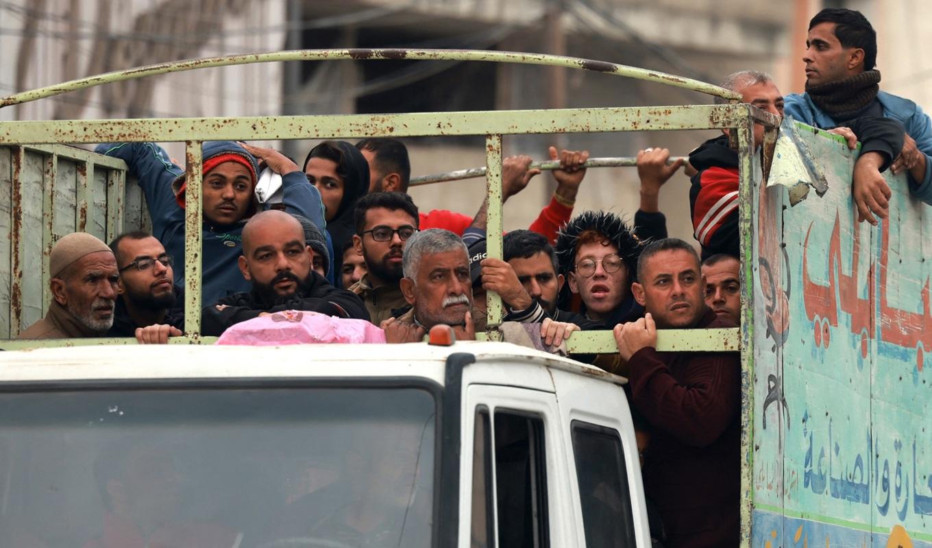 Konflikten har en lång historia. Här ses palestinier på en lastbil i Gaza den 21 december 2023, i striderna mellan Israel och Hamas. Foto: Mohammed Abed/AFP via Getty Images