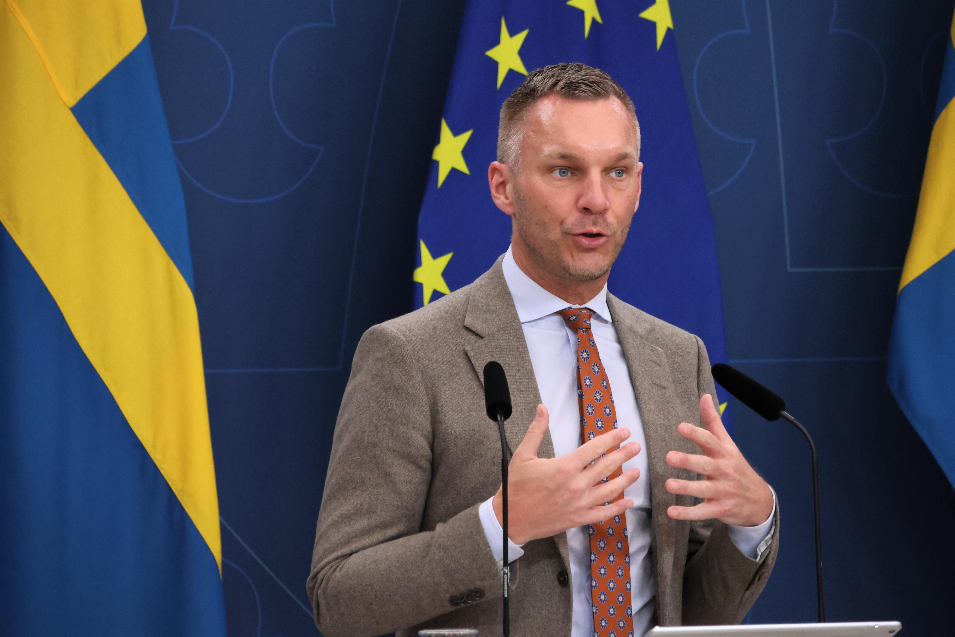 Civilminister Erik Slottner (KD). Regeringen vill att staten och privata aktörer gemensamt ska kunna säkra elektronisk kommunikation vid kriser. Foto: Regeringskansliet