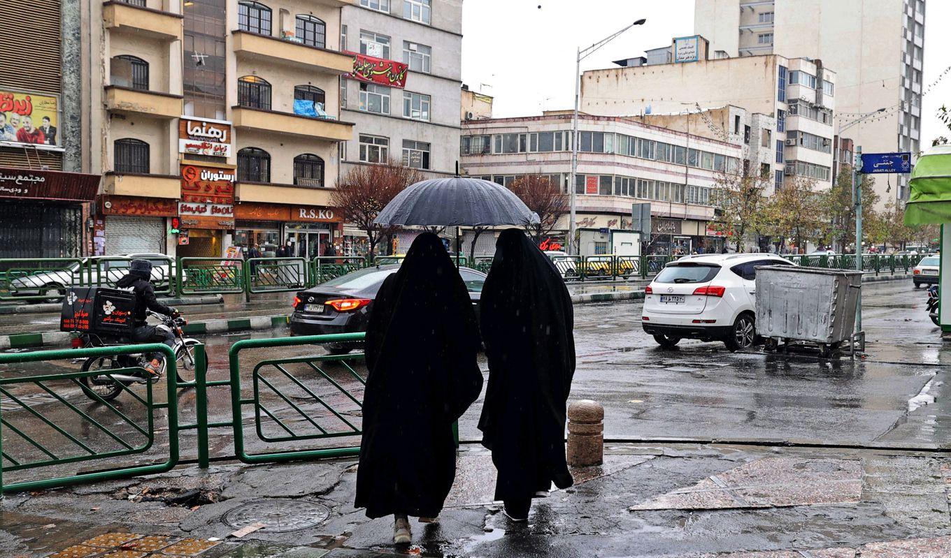 Två kvinnor syns vid Enghelab-torget i Teheran i Iran den 5 december 2022. Foto: Atta Kenare/AFP via Getty Images