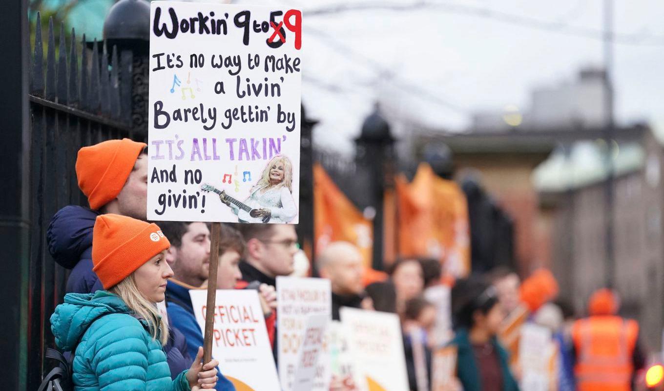 Läkare demonstrerar utanför sjukhuset Royal Victoria Infirmary i den engelska staden Newcastle. Foto: Owen Humphreys/AP/TT