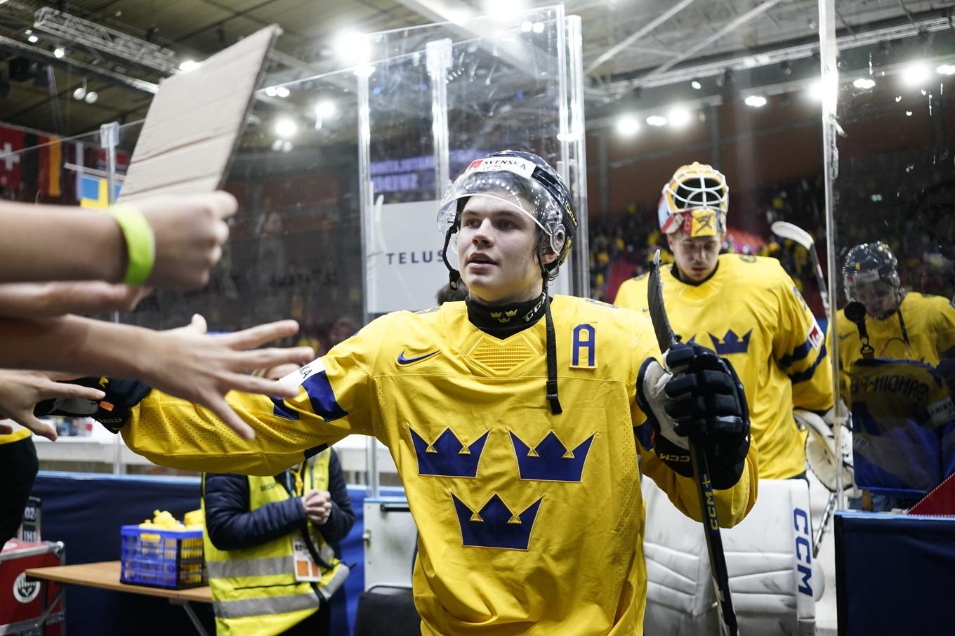 Backen Axel Sandin Pellikka var populär hos supportrarna efter att ha avgjort kvartsfinalen mot Schweiz. Foto: Adam Ihse/TT