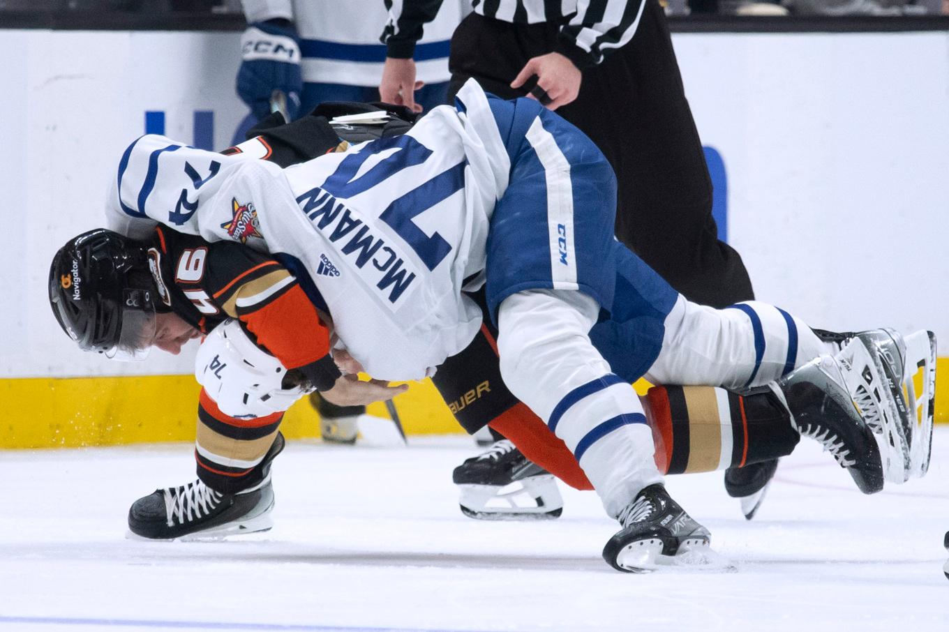 Anaheimbacken Ilya Lyubushkin kopplar grepp på Torontocentern Bobby McMann i den lite bråkiga NHL-matchen som Toronto till slut tog hem med 2–1 efter mål i förlängningen. Foto: Kyusung Gong/AP/TT