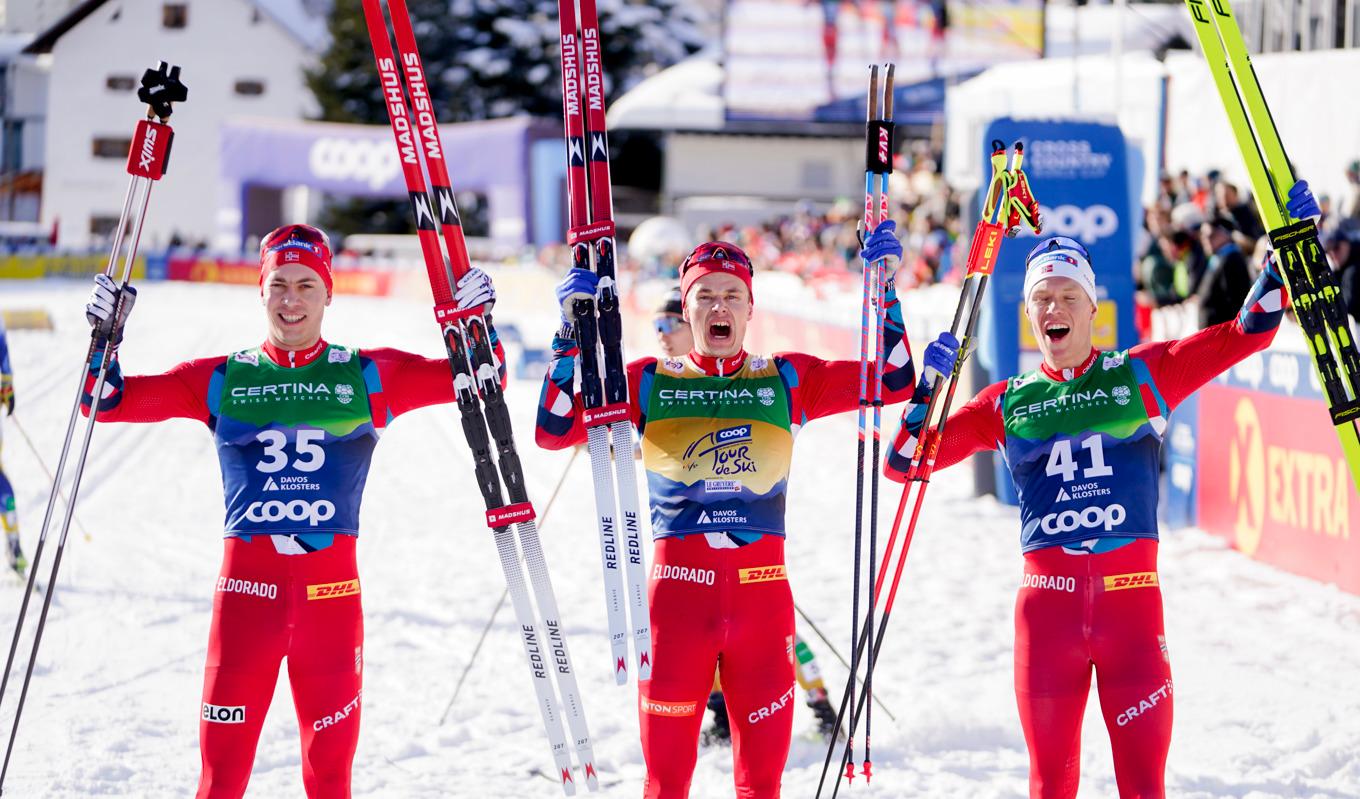 Henrik Dönnestad tog andraplatsen, Harald Østberg Amundsen vann och Martin Löwström Nyenget kom på tredje plats i herrarnas jaktstart i Davos. Foto: Terje Pedersen/NTB/TT