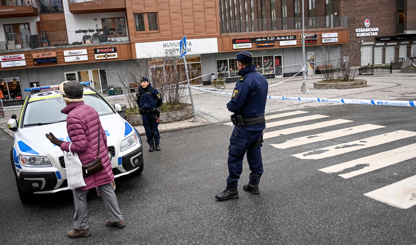 Polis på plats vid avspärrning i Huvudsta centrum i Solna, dagen efter mordet den 20 januari 2023. Foto: Maja Suslin/TT