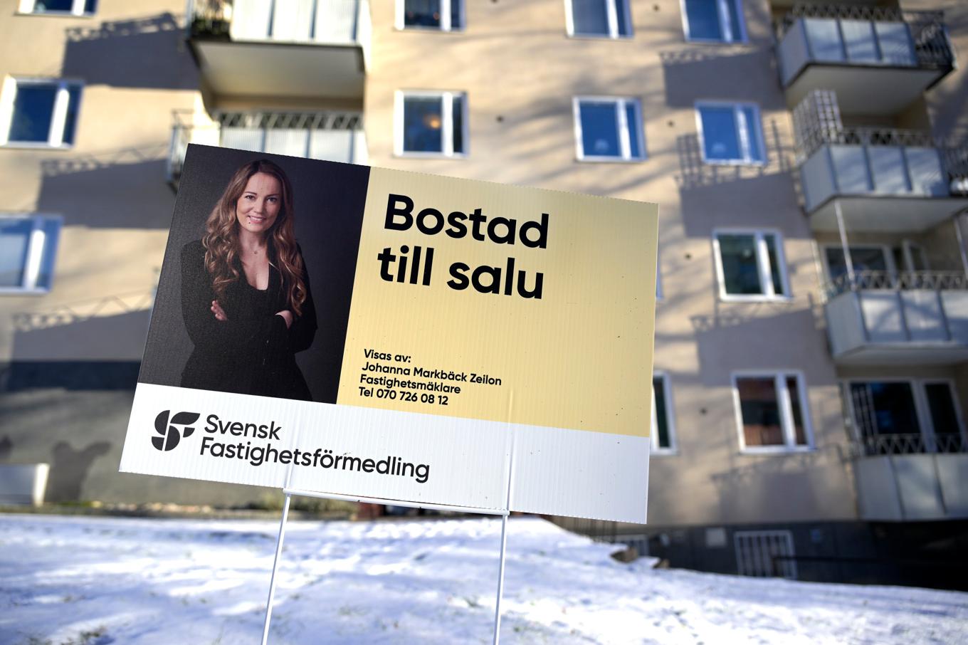 "Bostad till salu"-skylt var inte en lika vanlig syn under 2023 som året före. Arkivbild. Foto: Janerik Henriksson/TT