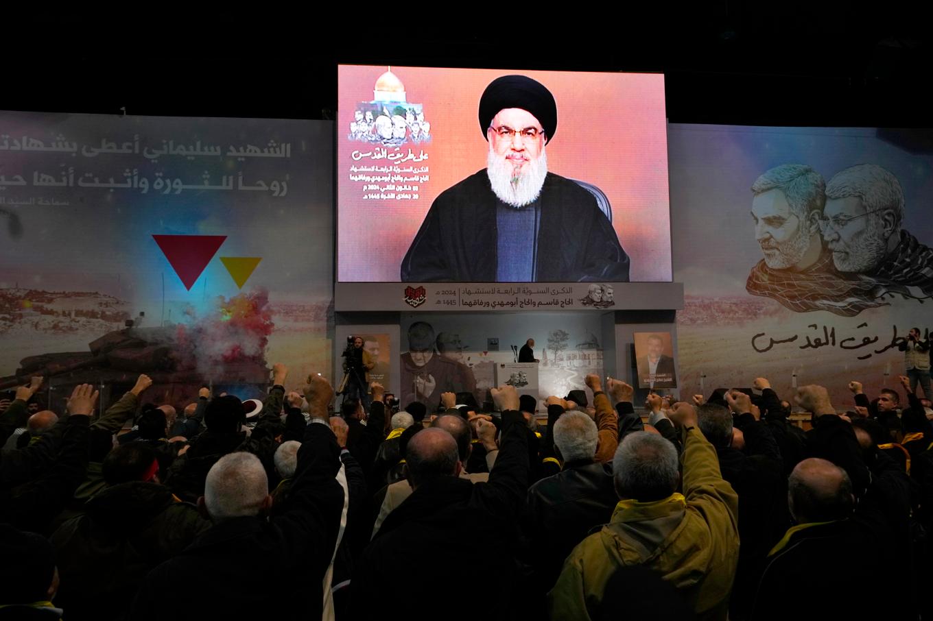 Anhängare till Hizbollahrörelsen lyssnar till ett tal av ledaren Hassan Nasrallah. Foto: Hassan Ammar/AP/TT