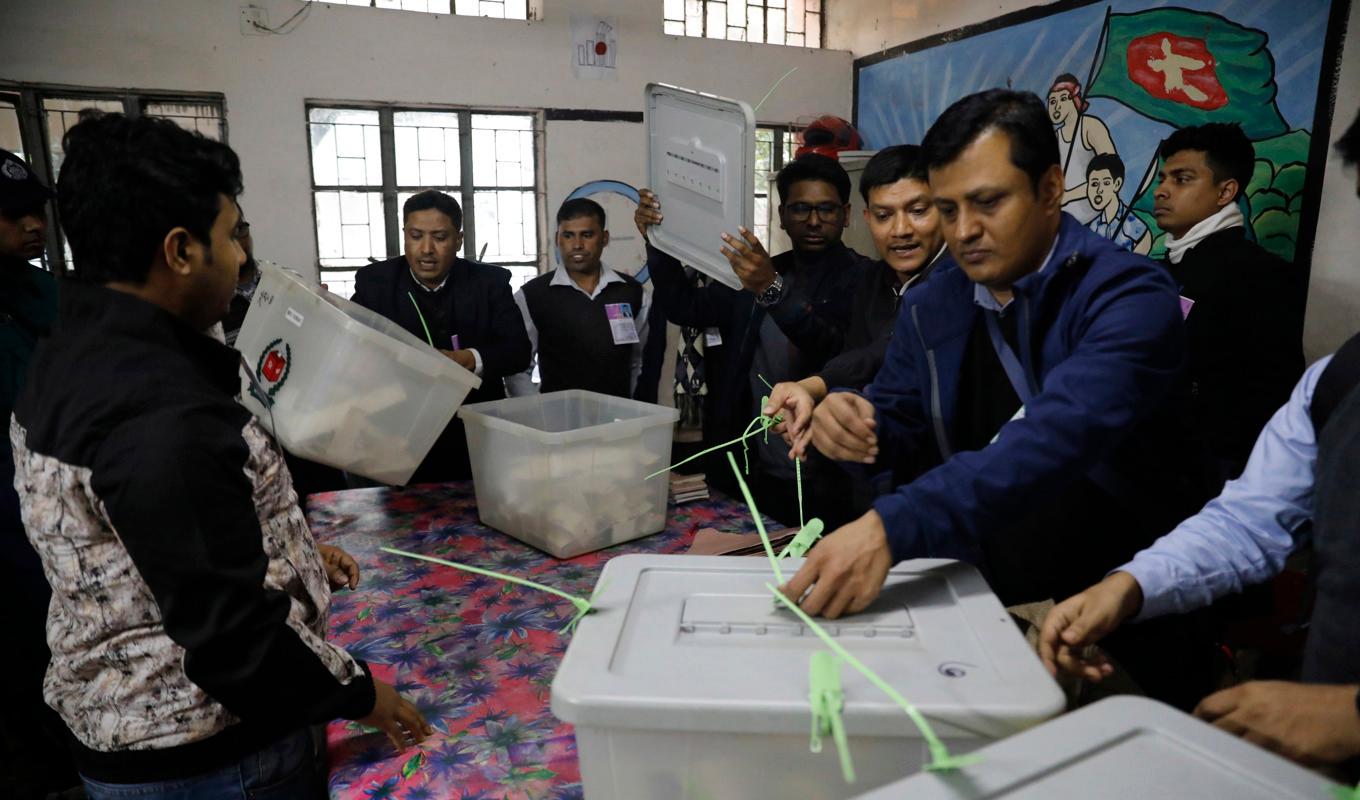 Rösträkning i valet i Bangladesh som bojkottades av oppositionen. Foto: Mahmud Hossain Opu/AP/TT