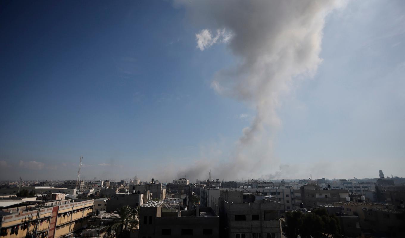 Israeliskt flyganfall i staden Khan Yunis i södra Gaza. Bild från lördagen. Foto: Mohammed Dahman/AP/TT