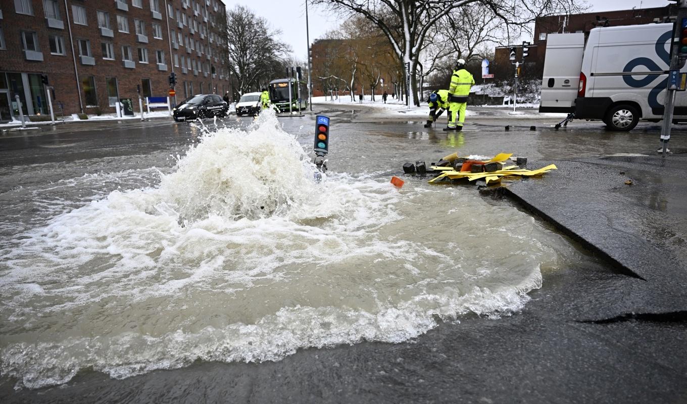 Vatten sprutar upp i en korsning i Lund. Foto: Johan Nilsson/TT