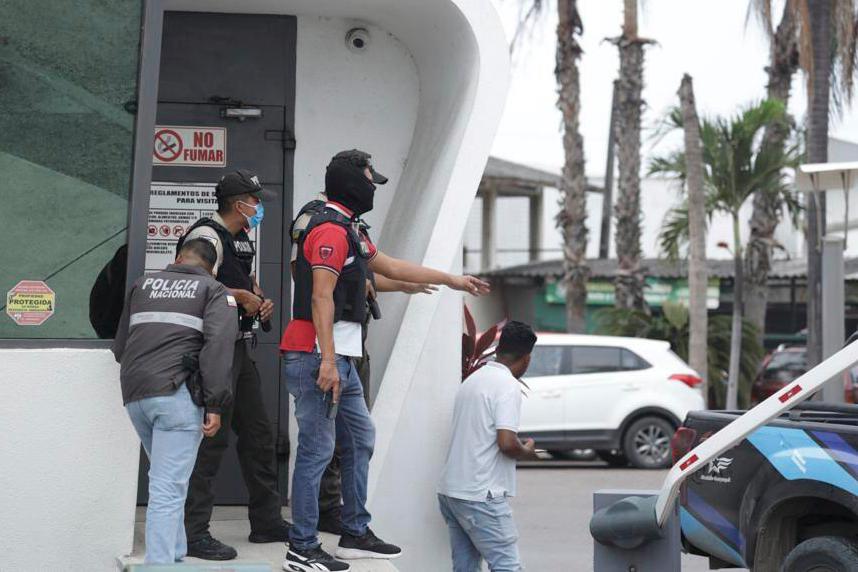 Polis på plats i samband med att gängkriminella stormat en tv-studio i Guayaquil under direktsändning. Foto: Cesar Munoz/AP/TT