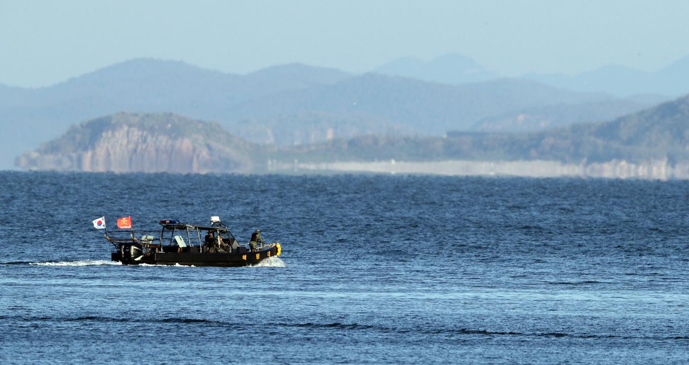 En sydkoreansk militärbåt nära den sydkoreanska ön Yeonpyeong som ligger i gränsområdet nära Nordkorea. Civila har evakuerats från öarna Yeonpyeong och Baengnyeong som en följd av att Nordkorea avfyrat hundratals artillerigranater i området under helgen. Arkivbild. Foto: Baek Seung-Ryul/AP/TT