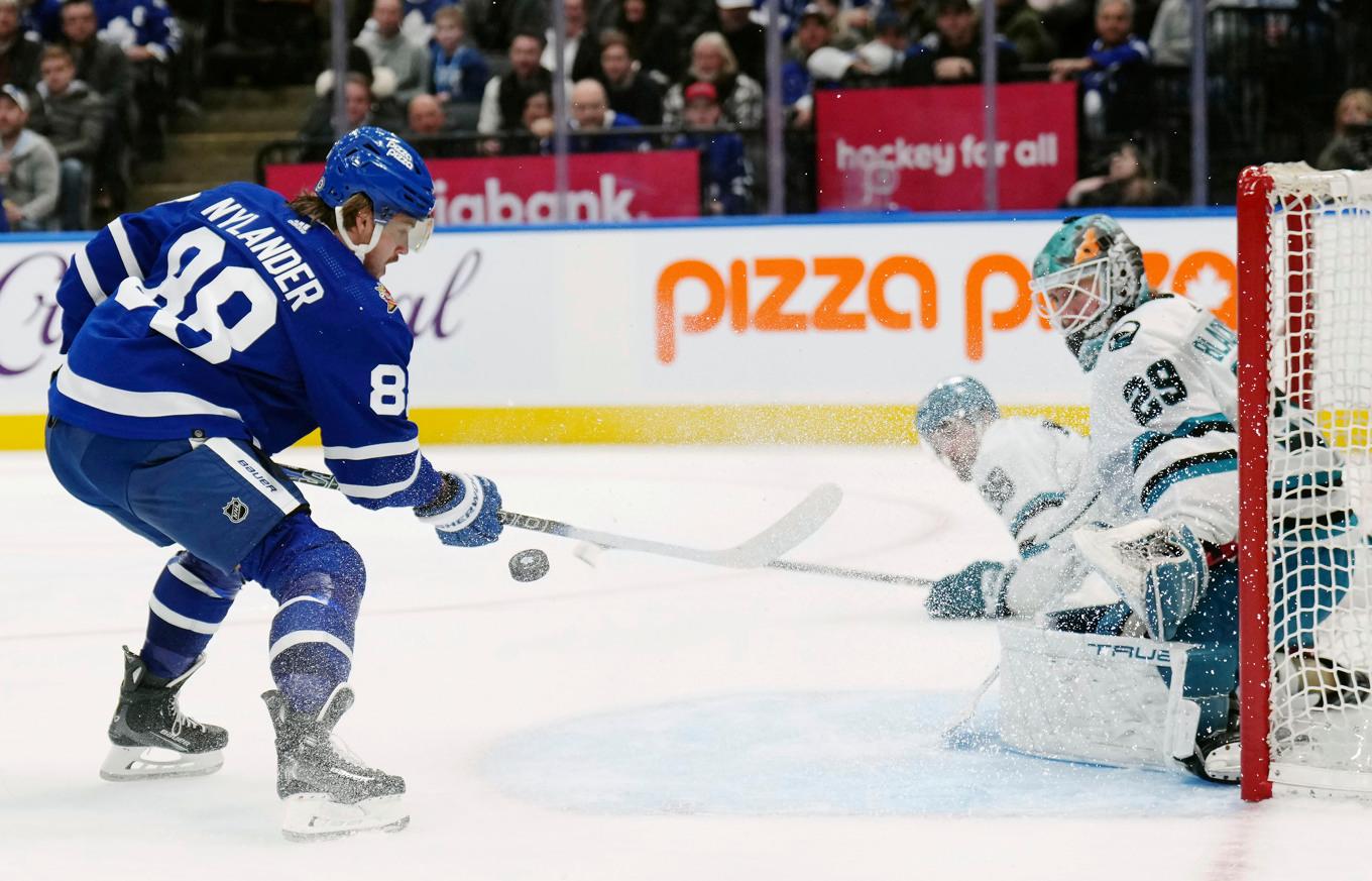 William Nylander med pucken i matchen mot San Jose. Foto: Nathan Denette/AP/TT