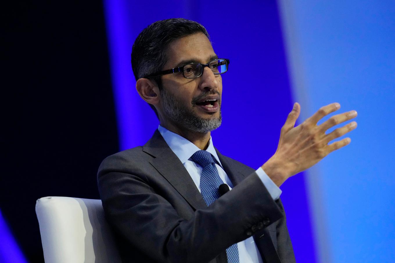 Google-chefen Sundar Pichai sitter kvar. Arkivbild. Foto: Eric Risberg/AP/TT