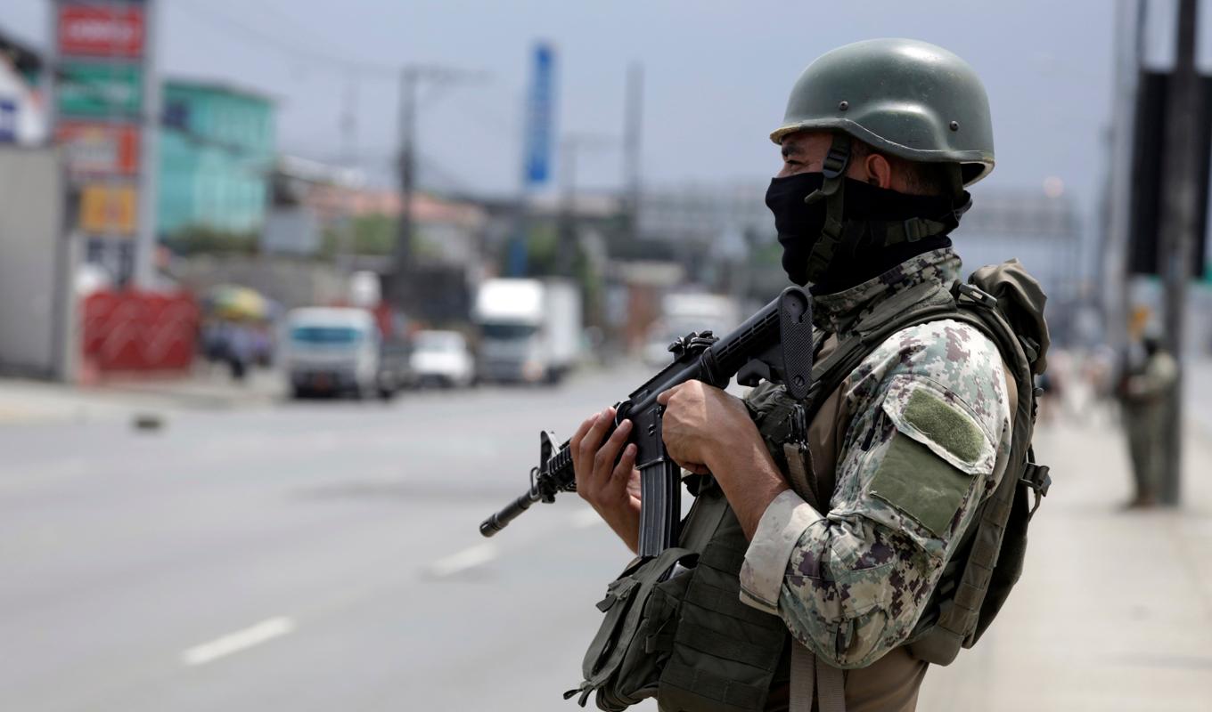 En soldat vid en vägspärr i Guayaquil i Ecuador i onsdags. Foto: Cesar Munoz/AP/TT