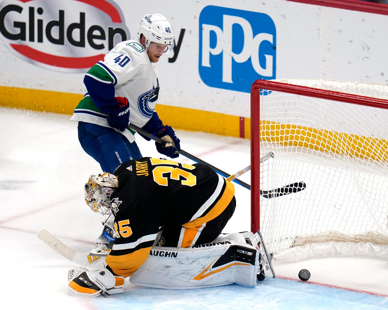 Vancouver anfallslok Elias Pettersson hade en helkväll när Pittsburgh slogs tillbaka på bortais och han gjorde själv segermålet i förlängningen. Foto: Gene J. Puskar/AP/TT