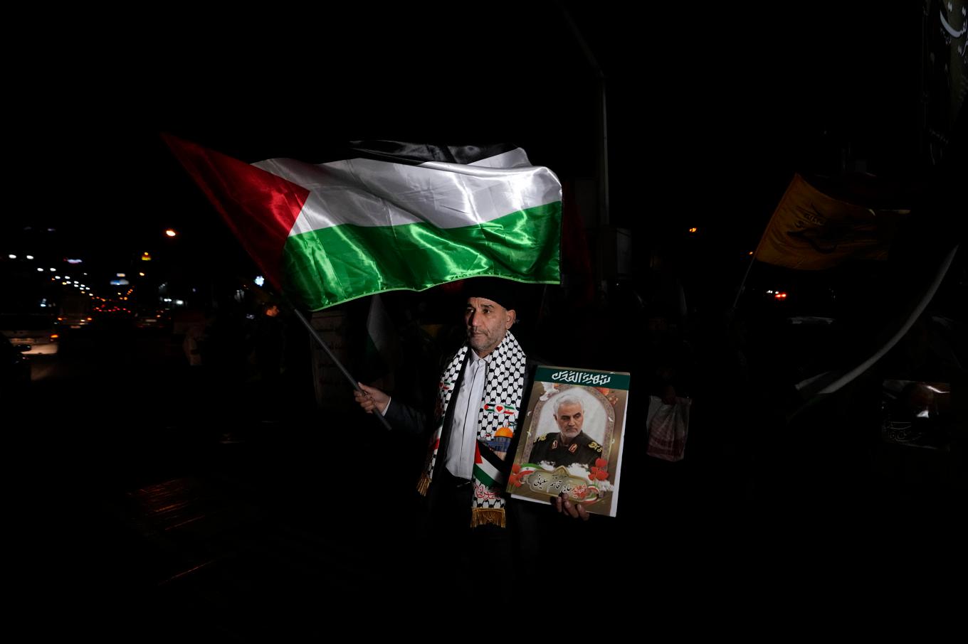 En demonstrant i Iran protesterar utanför den brittiska ambassaden i Teheran på fredagen mot USA:s och Storbritanniens attacker mot den Iranstödda, islamistiska Huthirörelsen i Jemen. Foto: Vahid Salemi/AP/TT