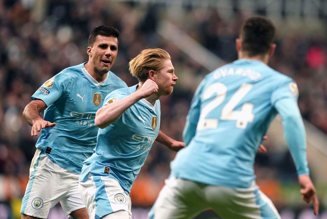 Kevin De Bruyne jublade efter sitt 2–2-mål i 3–2-segern borta mot Alexander Isaks Newcastle. Foto: Owen Humphreys/AP/TT