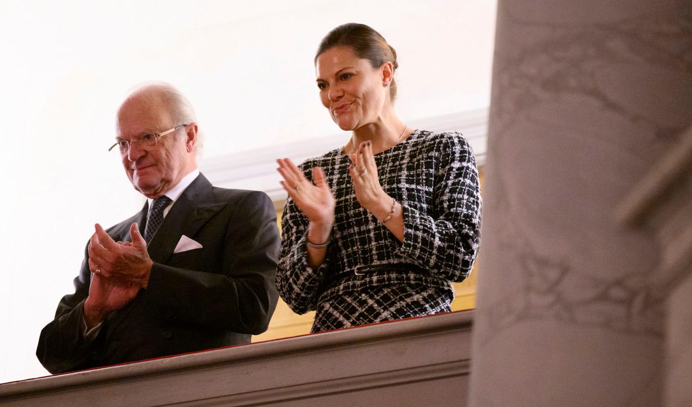 Kung Carl Gustaf, här med kronprinsessan Victoria, gratulerar Danmarks nya kung Frederik X. Arkivbild. Foto: Jessica Gow/TT