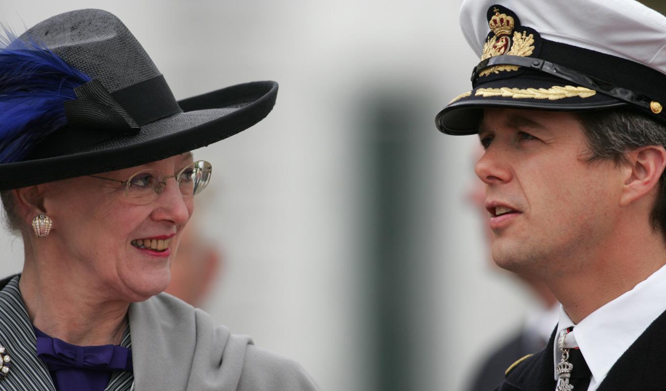 Drottning Margrethe och kronprins – snart blivande kung – Frederik av Danmark – ska genomföra ett historiskt tronskifte på söndag. Arkivbild. Foto: Fredrik Sandberg / TT