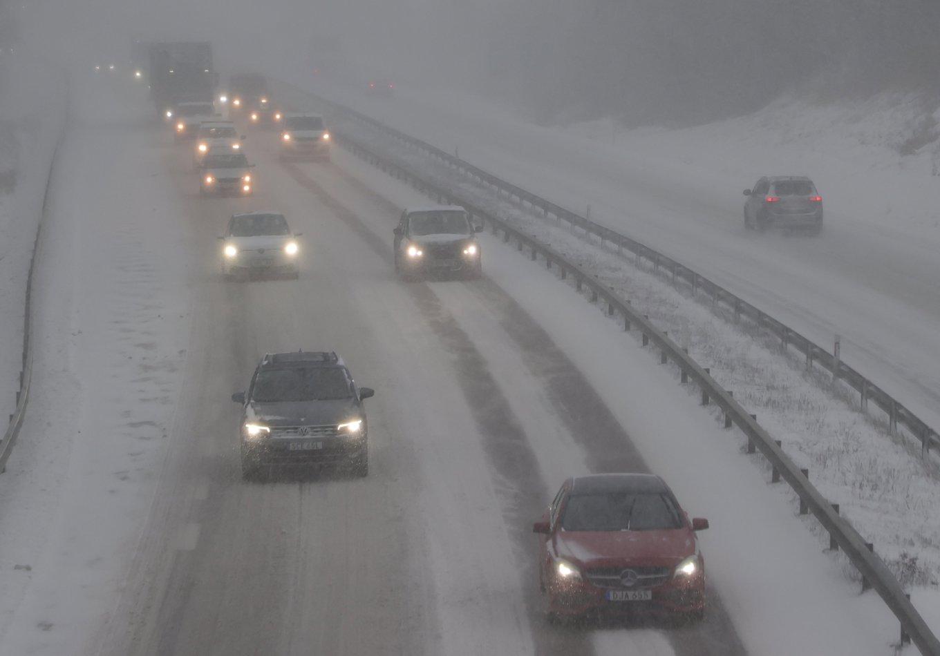 Snövädret kan medföra trafikstörningar, enligt SMHI. Foto: Adam Ihse/TT