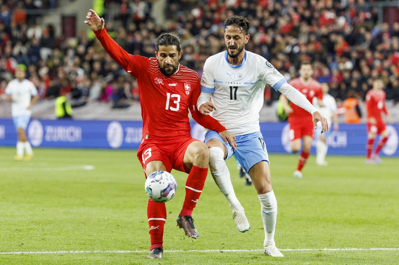 Det israeliska fotbollsproffset, mittfältaren Sagiv Jehezkel (t h) har fått sparken av sin turkiska klubb Antalayaspor och gripits av polis sedan han visat upp ett budskap med stöd för Israel under en match i den turkiska förstaligan. Arkivbild Foto: Salvatore Di Nolfi/AP/TT