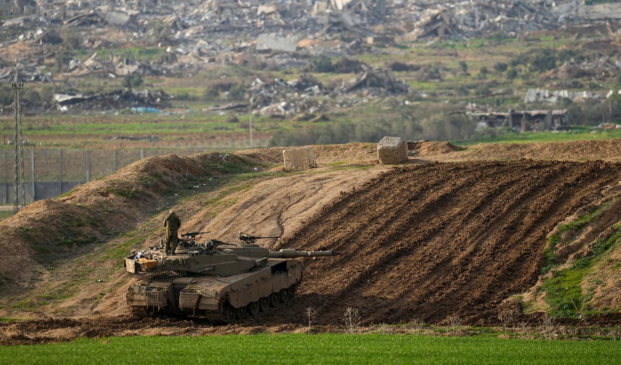 Iraelisk militär vid gränsen till södra Gaza. Foto: Ohad Zwigenberg/AP/TT