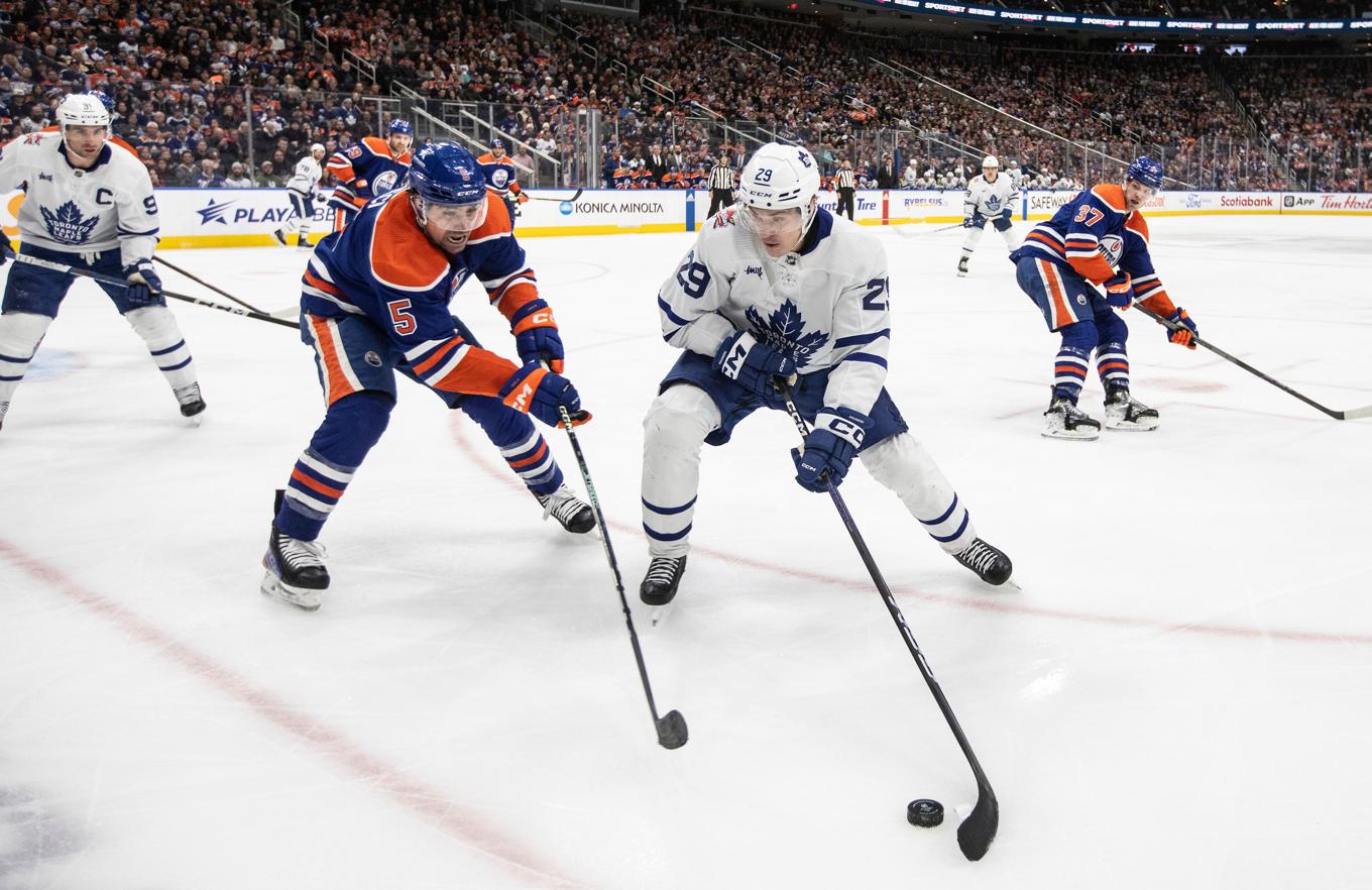 Torontos svenske forward Pontus Holmberg, till höger, stod för två assists mot Edmonton men förlorade med 4–2, Torontos fjärde raka förlust. Foto: Jason Franson/AP/TT