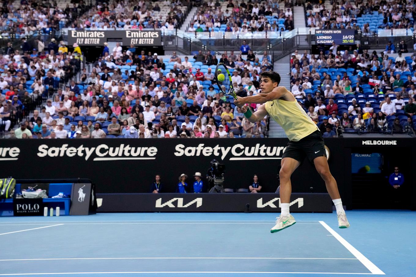 Alcaraz med en flygande backhand under matchen mot Lorenzo Sonego. Foto: Andy Wong/AP/TT