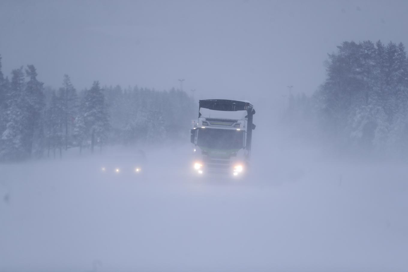 Snöovädret ställer till det i trafiken längs Norrlandskusten. På E4:an har flera olyckor inträffat under torsdagen. Foto: Mats Andersson/TT