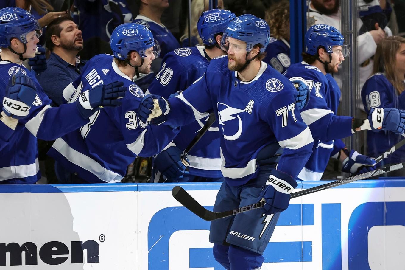 Tampa Bays Victor Hedman (77) firar med lagkamraterna efter ett kvitteringsmål i första perioden. Foto: Mike Carlson/AP/TT