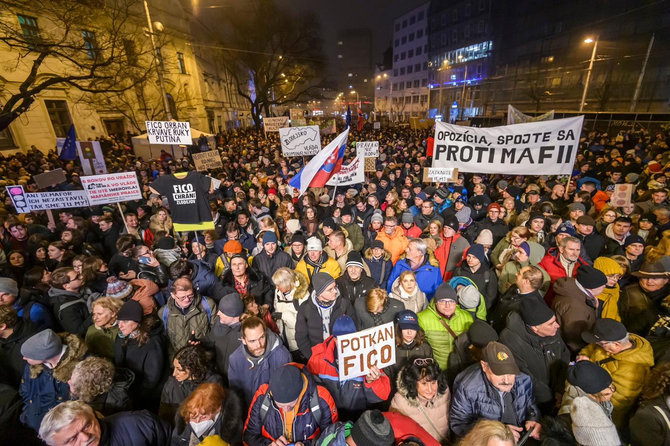 Omkring 26|000 människor deltog på torsdagskvällen i demonstrationer i Slovakiens huvudstad Bratislava mot regeringens planer på att ändra i brottsbalken. Foto: Jaroslav Novak/AP/TT