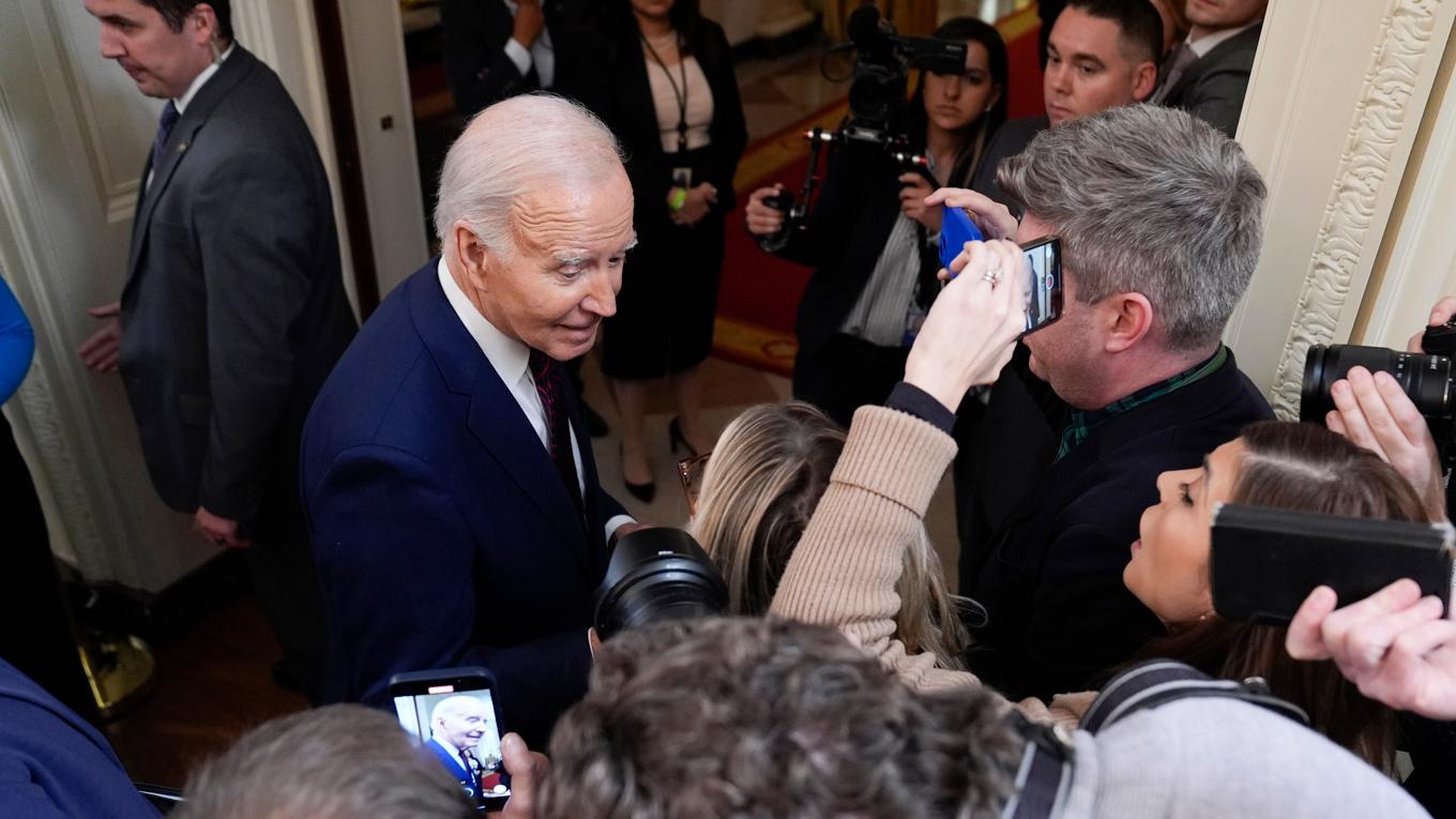 USA:s president Joe Biden talar med reportrar i Vita huset på fredagen. Foto: Evan Vucci/AP/TT