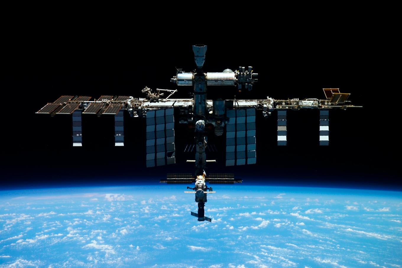 Flygfarkosten Dragon har inlett dockning med Internationella rymdstationen, ISS. Arkivbild från 2023. Foto: Roscosmos/AP/TT