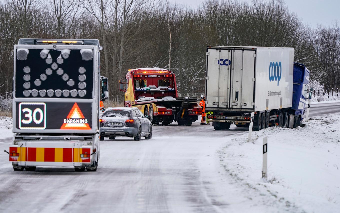 Från lördagskvällen övergår snöfallet i regn eller blötsnö som kan frysa till på vägarna. Arkivbild. Foto: Johan Nilsson/TT