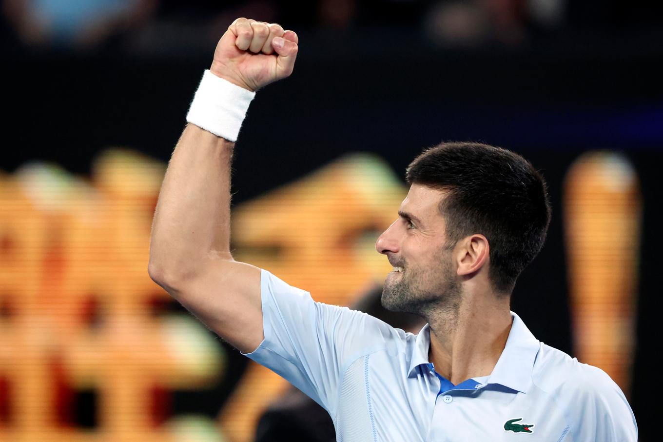 Novak Djokovic firar efter segern mot Adrian Mannarino i den fjärde rundan av Australian Open. Foto: Asanka Brendon Ratnayake/AP/TT