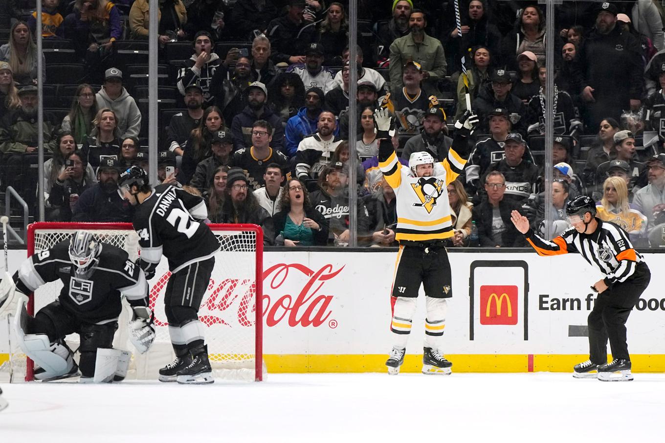 Pittsburghs back Erik Karlsson är just nu den hårdast skjutande svensken i NHL. Arkivbild. Foto: Mark J. Terrill/AP/TT