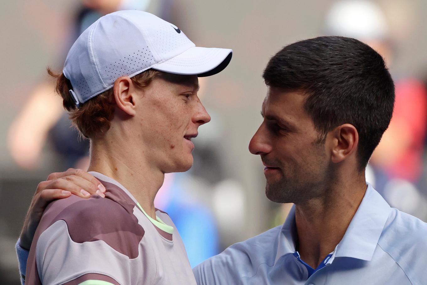 Jannik Sinner klappas om av Novak Djokovic, som han slog ut i semifinalen. Foto: Asanka Brendon Ratnayake/AP/TT