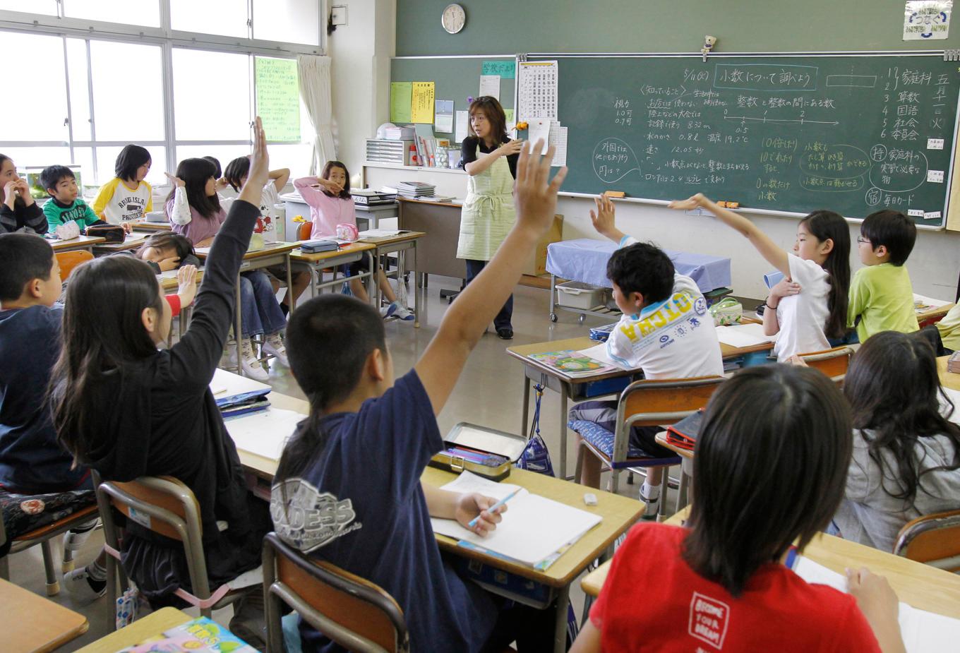 Lågstadieelever på en skola i Yokohama, söder om Tokyo. Arkivbild. Foto: Koji Sasahara/AP/TT