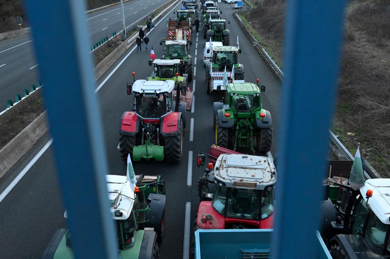 Traktorer på en motorväg i Roissy-en-France, norr om Paris, i måndags. Foto: Matthieu Mirville/AP/TT